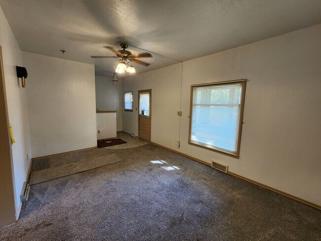 Building Photo - 907 S Walts Ave