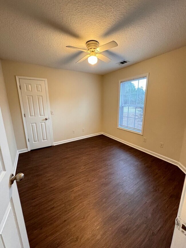 Foto del edificio - 101 Lindsay Ct