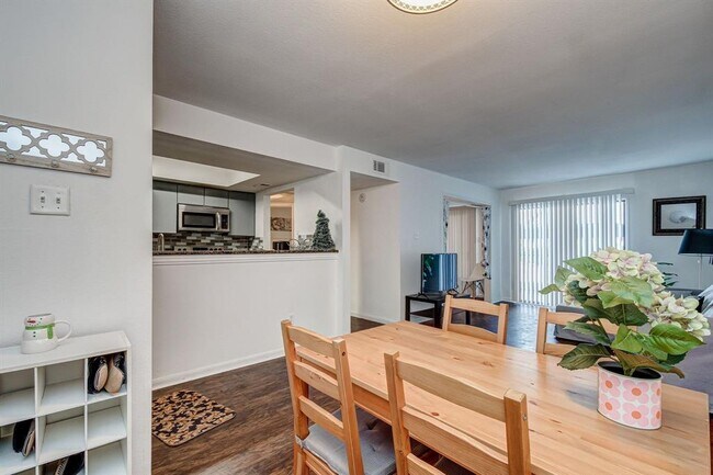 Building Photo - 2824 S Bartell Dr