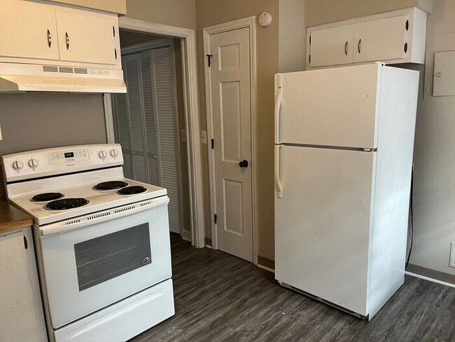 Building Photo - 606 Montgomery Ave