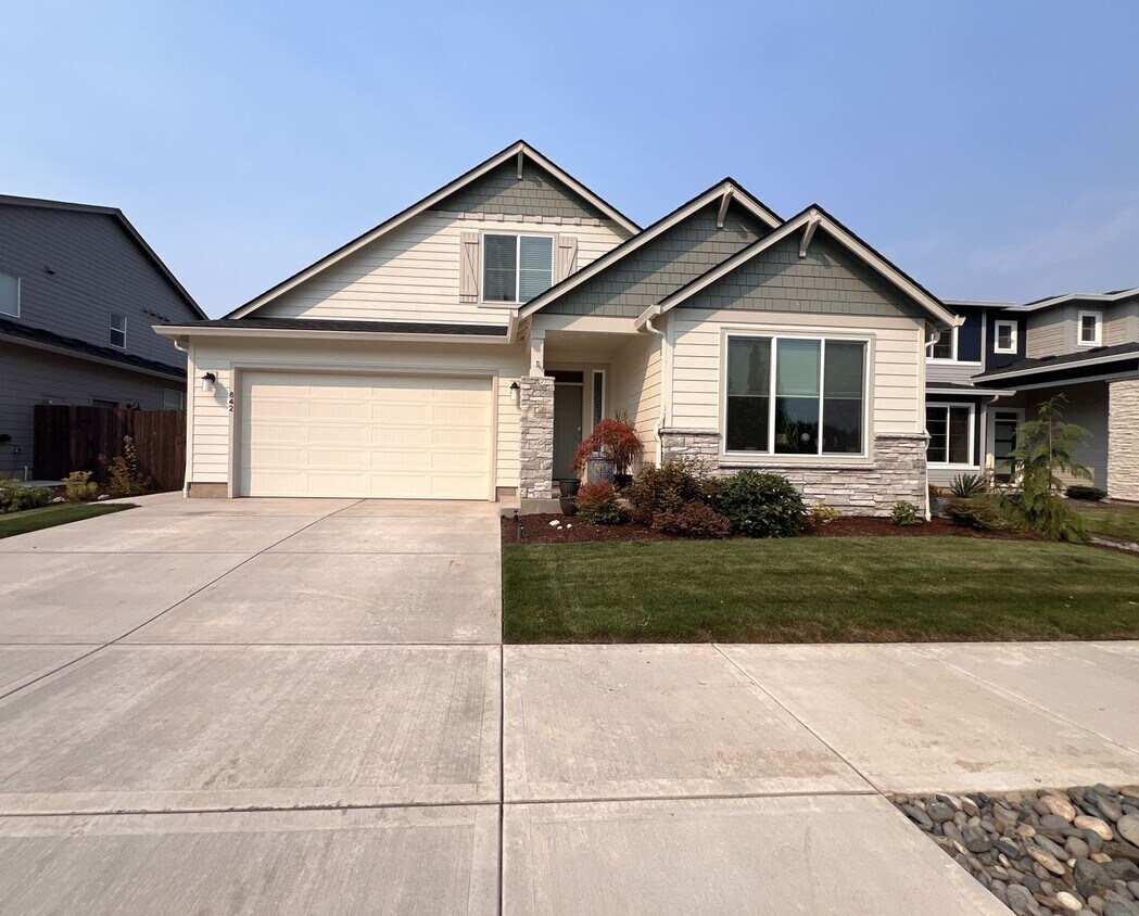 Foto principal - Gorgeous 5 Bedroom in Battle Ground!