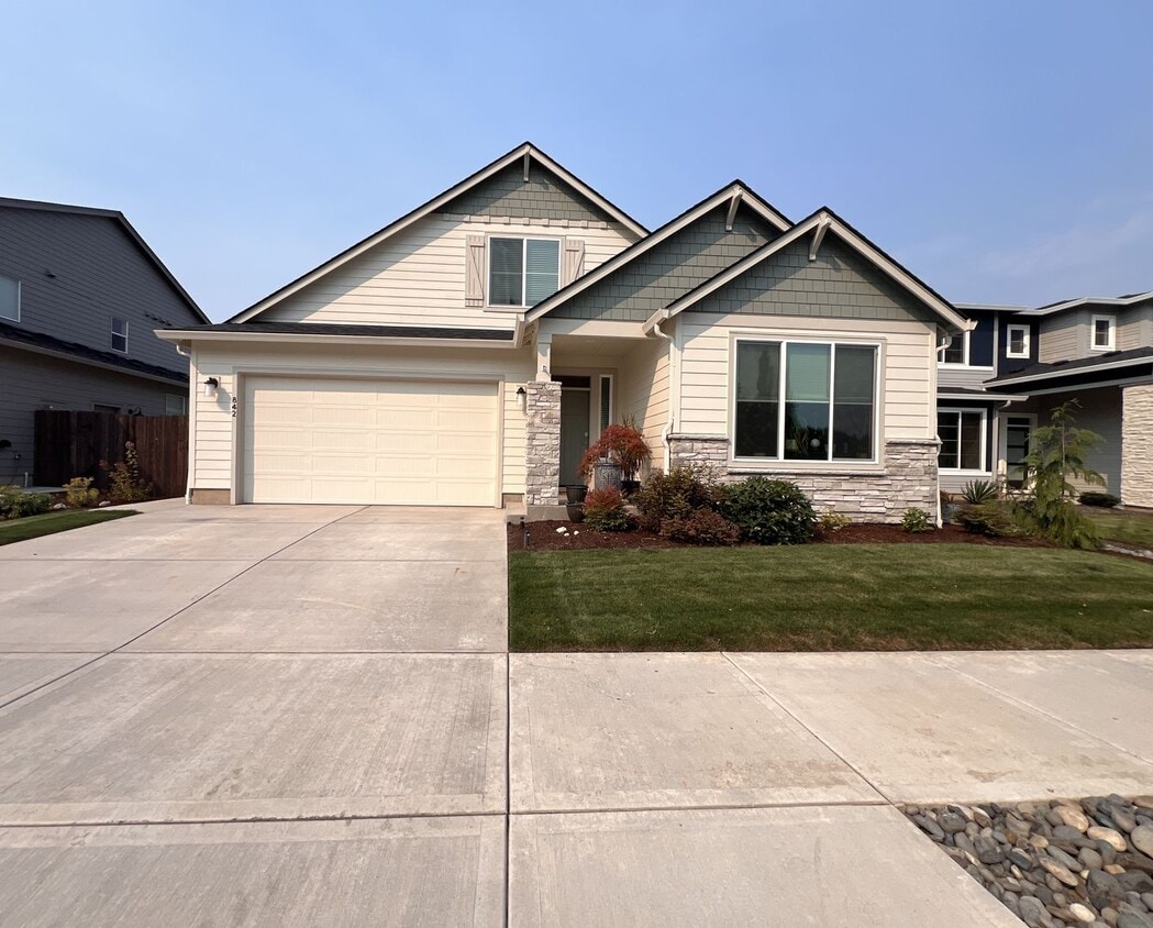 Primary Photo - Gorgeous 5 Bedroom in Battle Ground!
