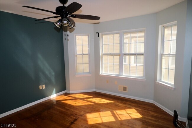 Foto del edificio - 66 Milford Ave