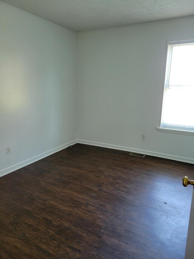 Building Photo - 1821 Chatsworth Dr