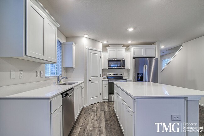 Building Photo - Contemporary 3 bed 2 bath Home in the Barb...