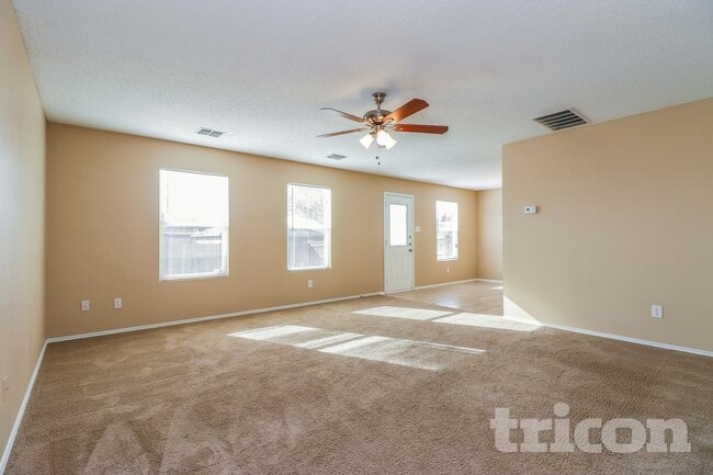Foto del edificio - 4865 Waterford Dr