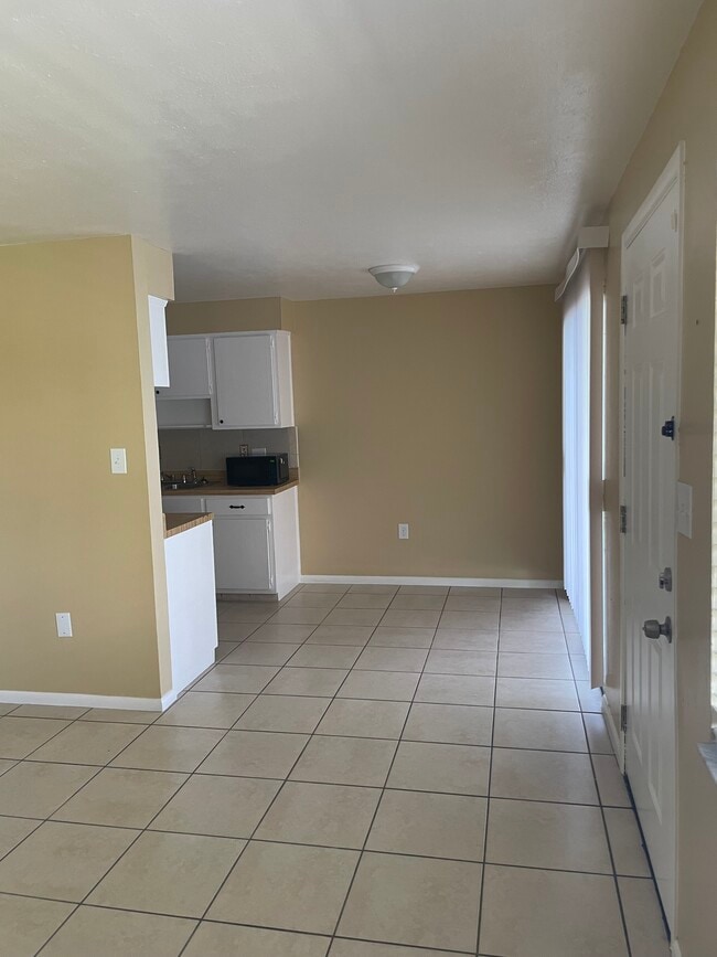 Dining - 140 Minna Ln