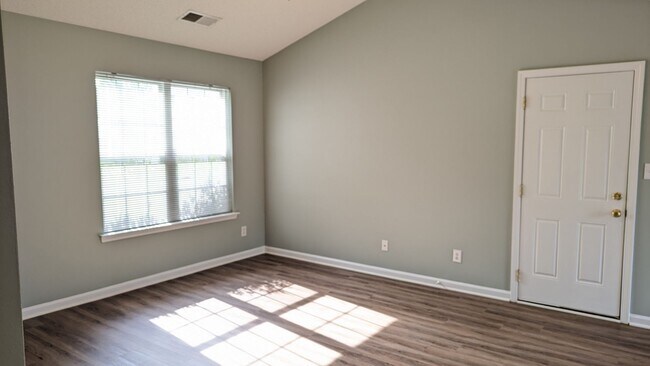 Building Photo - Move in Ready-Tall Oaks!
