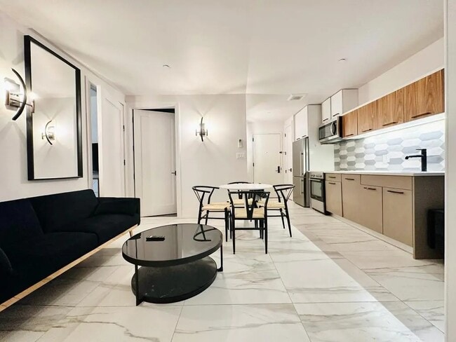 Building Photo - Furnished room/NOT APARTMENT