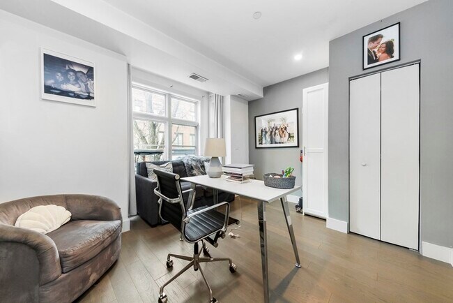 Foto del edificio - 410 W Broadway