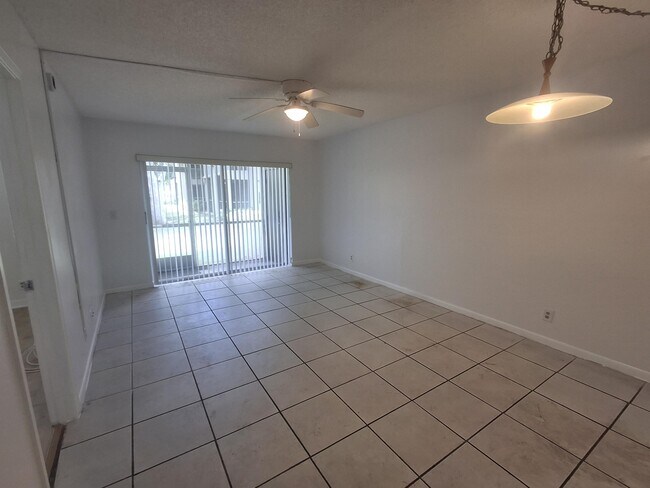 Foto del edificio - 8770 Royal Palm Blvd