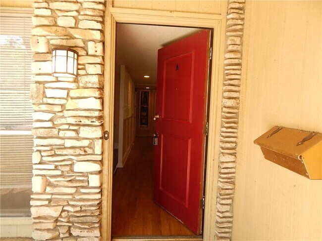 Building Photo - 1407 Fairfield Dr