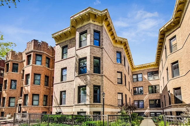 Building Photo - 846 W Newport Ave