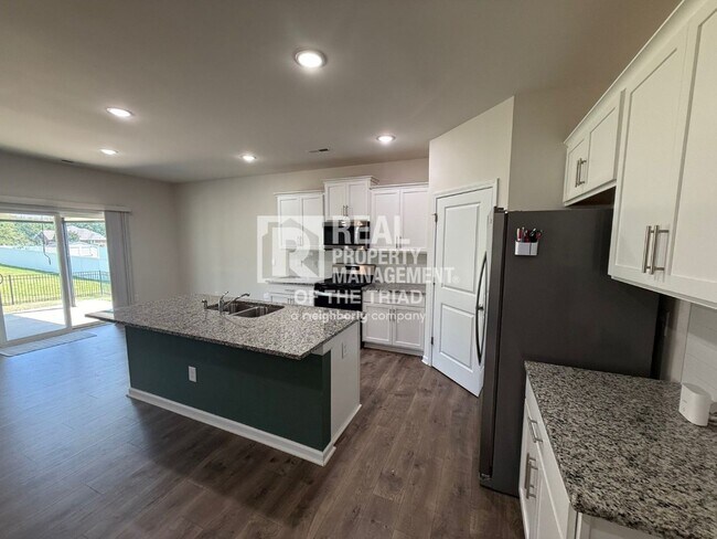 Foto del edificio - 4 Bedroom/3 Bath 2 Story House in Greensboro
