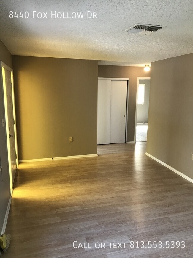 Foto del edificio - 8440 Fox Hollow Dr