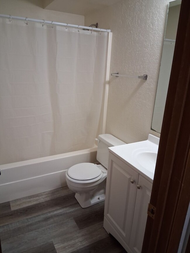 Foto del edificio - 2 bedroom apartment washer dryer hookups