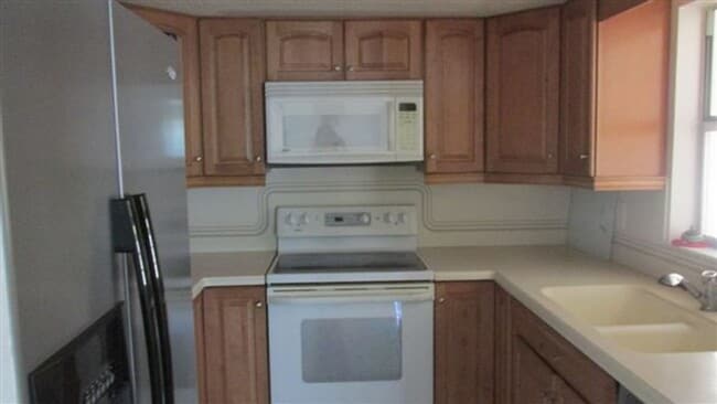 Building Photo - 3/2/1 ON CANAL