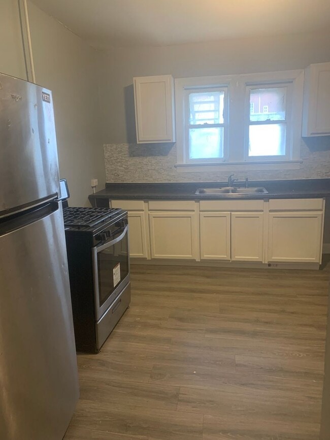 Building Photo - Available Now! 1st Floor 1 Bedroom Apartme...