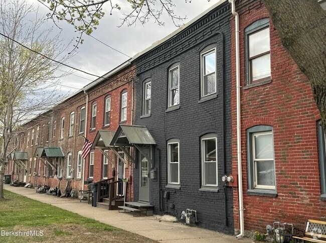 Building Photo - 208 Columbia St