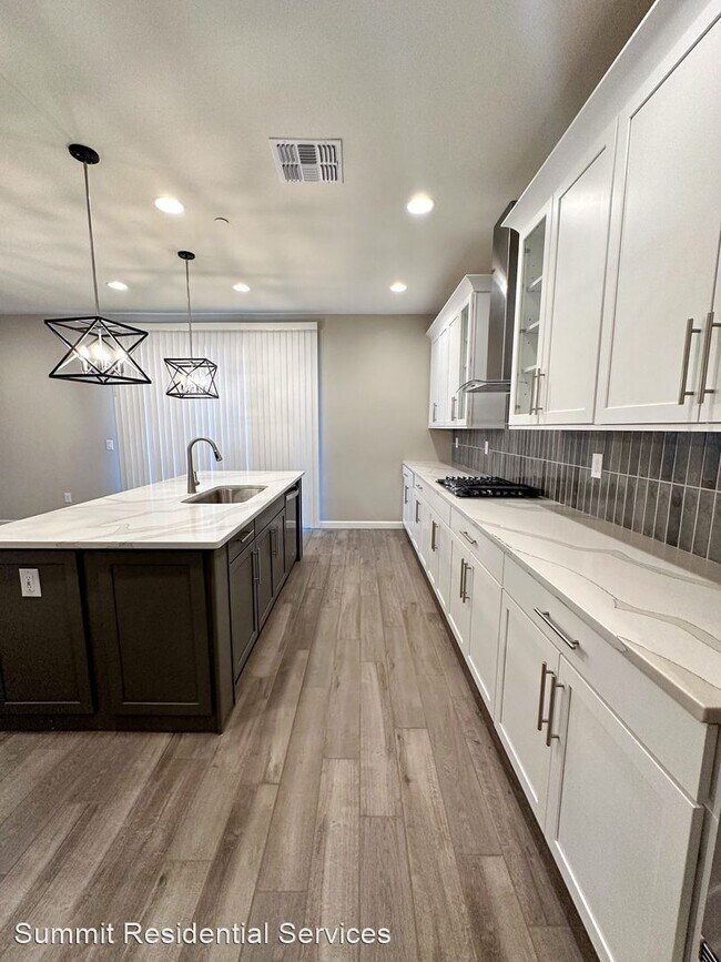Building Photo - 4 br, 2.5 bath House - 13869 E. Red Oaks D...