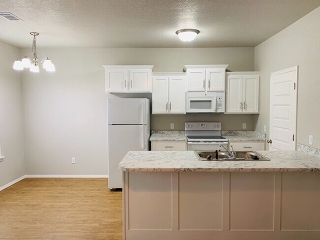 Foto del edificio - Nice 3 Bedroom Townhome in Alma **COMING A...