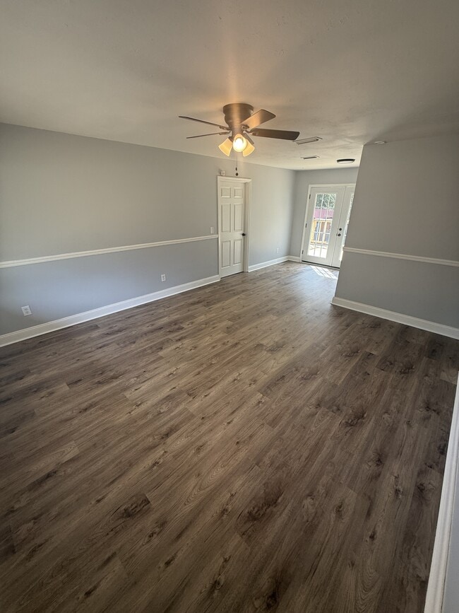 Foto del edificio - 221 Meadowbrook Dr