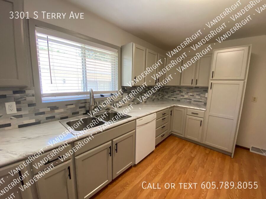 Foto principal - 3301 S Terry Ave