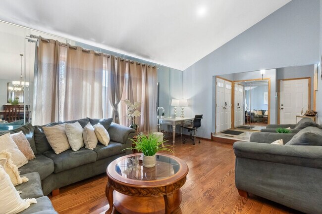 Building Photo - 4920 Lake Ct