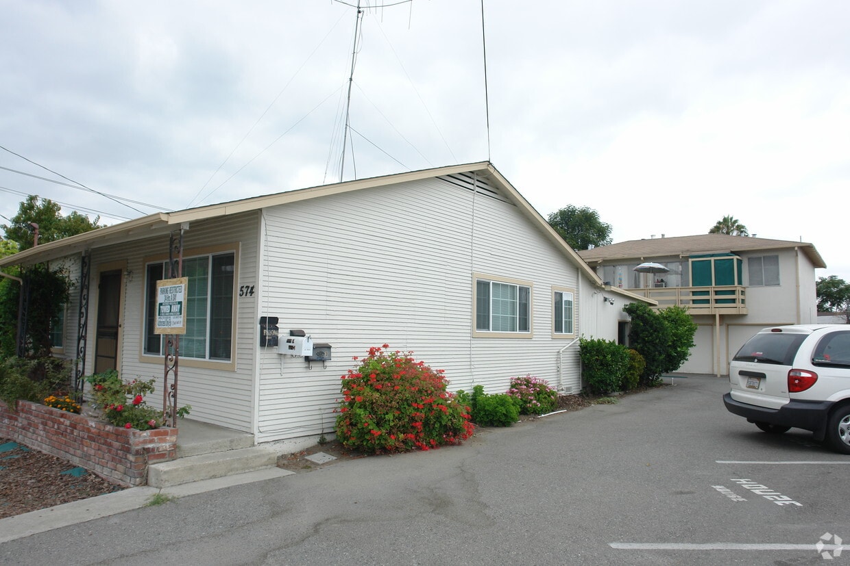 Primary Photo - 574 Hedding St