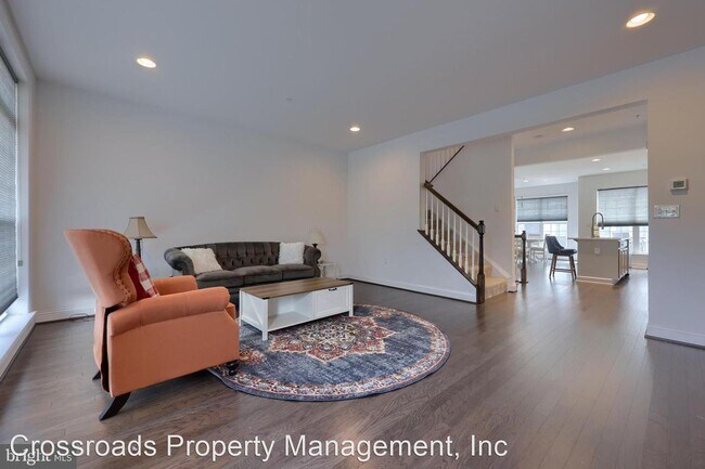 Building Photo - 2 br, 3.5 bath House - 902 Mayer Place