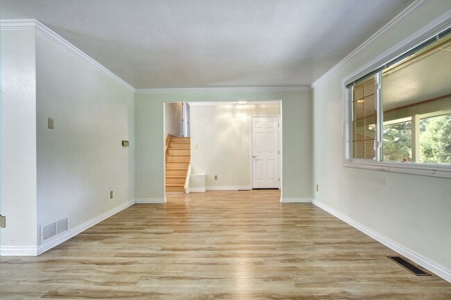 Building Photo - 3 bed 2 1/2 bath Tri-level near Downtown C...