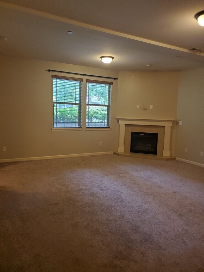 Building Photo - Beautiful Townhome