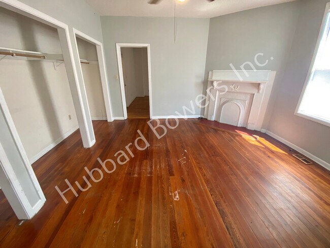 Building Photo - 2323 Stark St