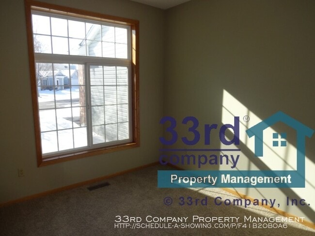 Building Photo - Classic townhome with great floor plan!