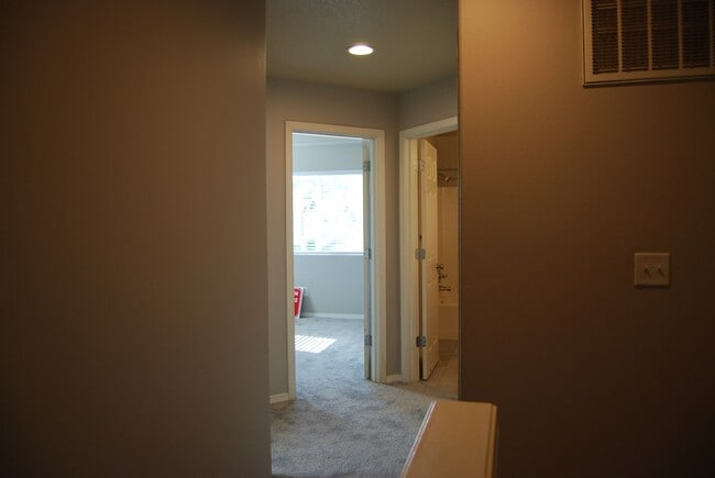 Building Photo - Great 3 Bed 2.5 Bath Corner Townhome in Ha...