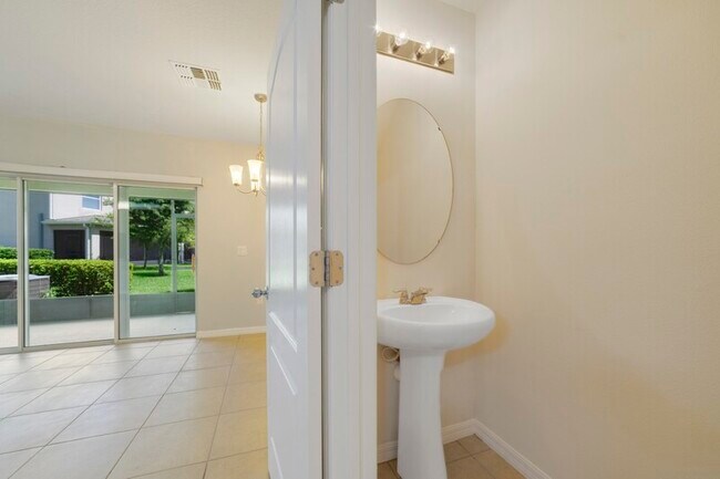Foto del edificio - 257 Arbor Lakes Dr