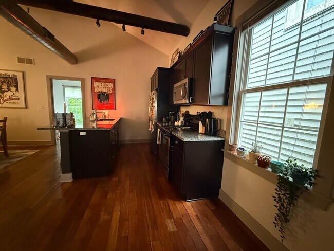 Foto del edificio - 1736 Frankfort Ave