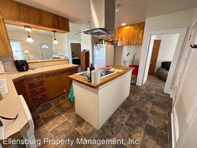 Foto del edificio - 2 br, 1 bath House - 1400 E Capitol Ave.