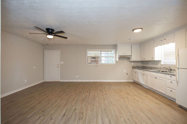 Building Photo - 1013 W Slaton Ave
