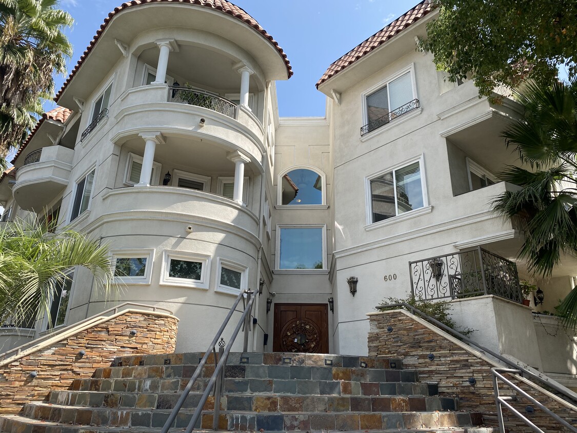 Primary Photo - 600 E Magnolia Blvd