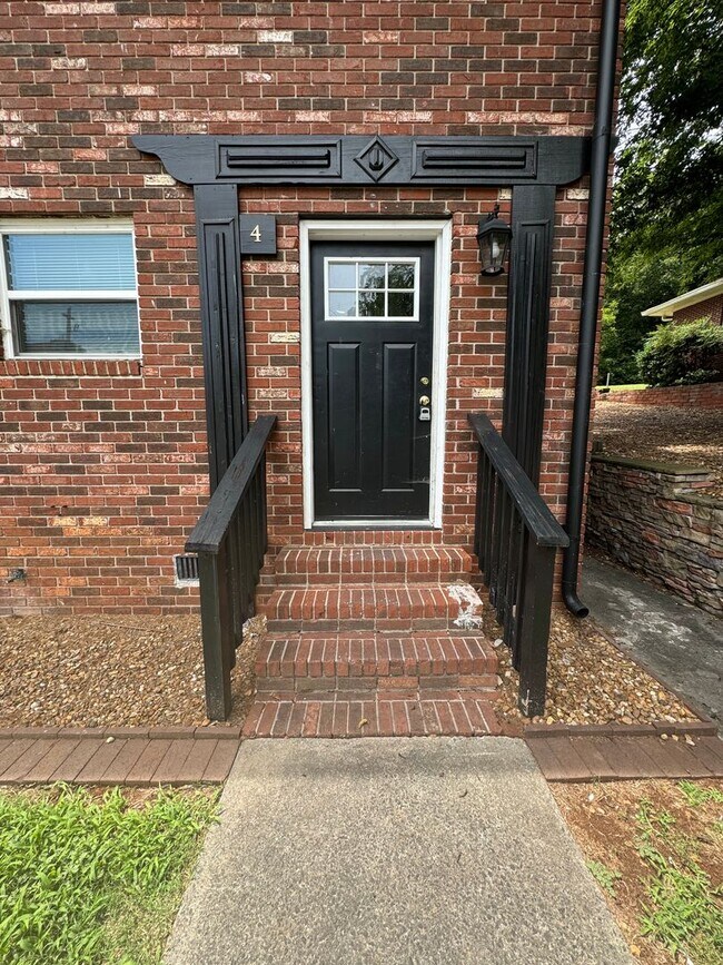Building Photo - Brick 2/1 Apartment in Cave Spring- $995