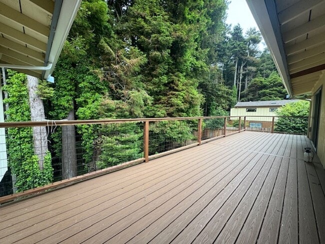 Foto del edificio - Well located, 4/2, Redwood views