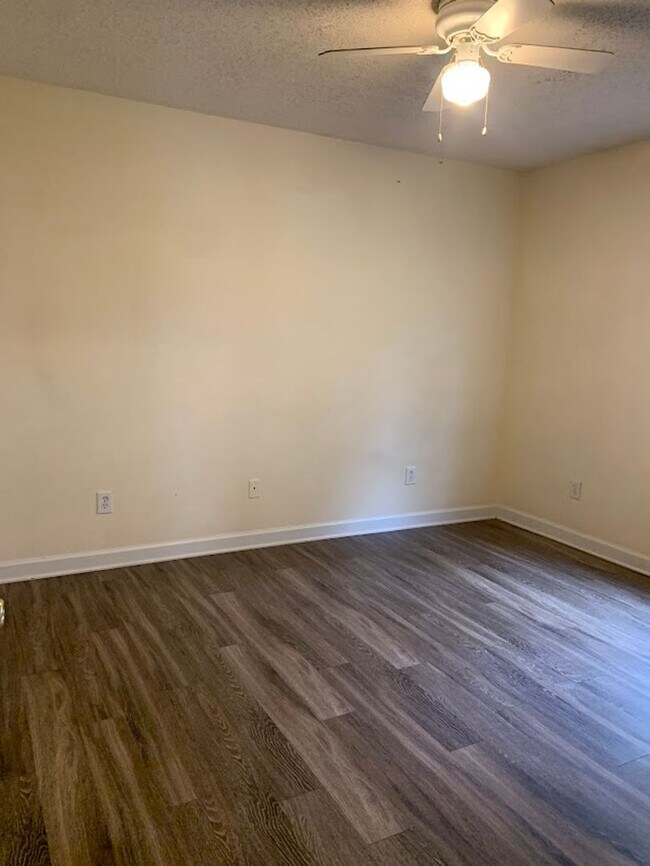 Building Photo - 3 Bedroom 2 Bath House Available on Hillsd...