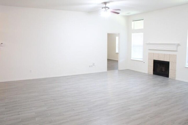 Building Photo - Fort Worth ~ This 3 bedroom, 2 bath, locat...