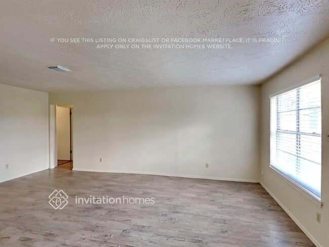 Building Photo - 9812 Robin St