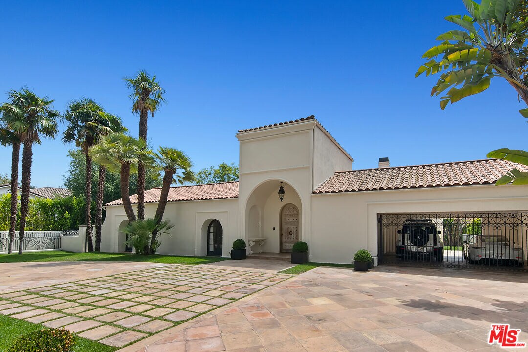 Primary Photo - 915 N Benedict Canyon Dr