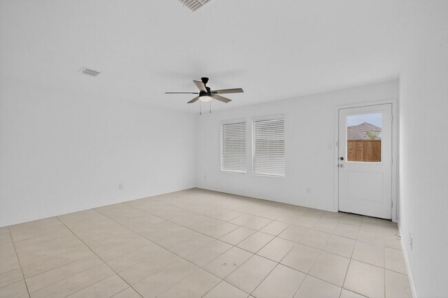 Foto del edificio - Modern 3-Bedroom Corner Lot Home with Fenced Yard in Forney – Built in 2023