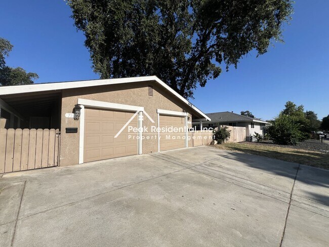 Building Photo - Updated Citrus Heights 3bd/1.5ba Duplex