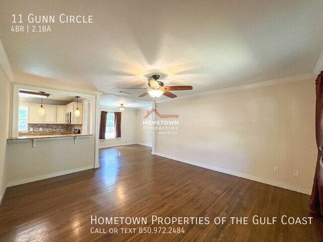 Foto del edificio - Charming 4-Bed Oasis with Pool Near Pensac...