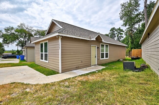 Building Photo - 11550 Persimmon St